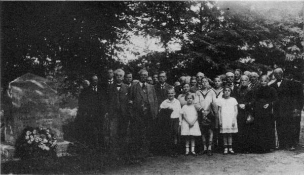 no_20 - Kirchhof bei Dorfirche, Familientrefen_ 1926.jpg